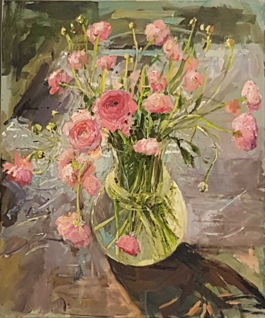 Rob Jacobs schildert doek van 40x50cm acryl-oil tijdens het stilleven van een vaas met roze ranonkels.