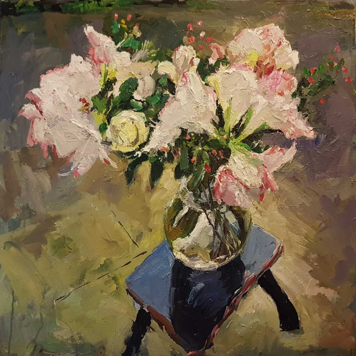 Rob Jacobs schildert doek van 67x62cm acryl-oilpanel tijdens het stilleven van witte amaryllis en rozen.