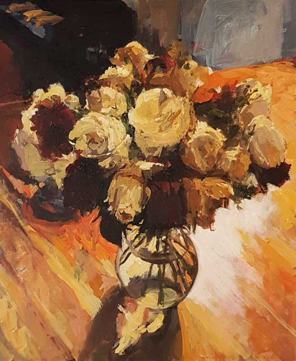 Rob Jacobs schildert doek van 40x50cm acryl-olie tijdens het stilleven van witte en rode rozen in een vaas.