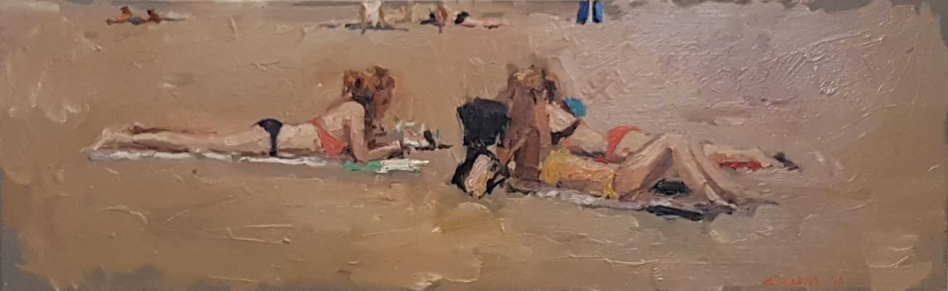Rob Jacobs schildert doek van 50x20cm, op het strand, in Katwijk, Zuid-Holland.